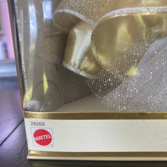 Special 2000 Edition Celebration Barbie - Picture 4 of 4